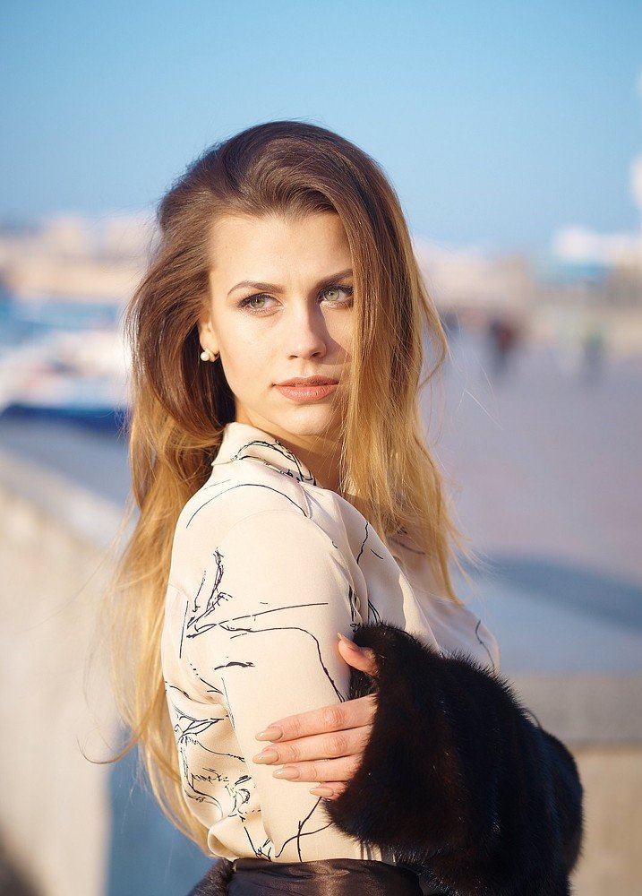 Девушка у моря