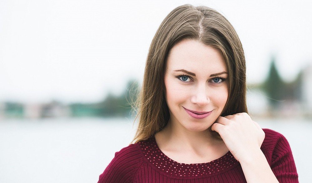 Девушка в красном