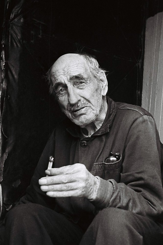 НА КРЫЛЬЦЕ ДОМА