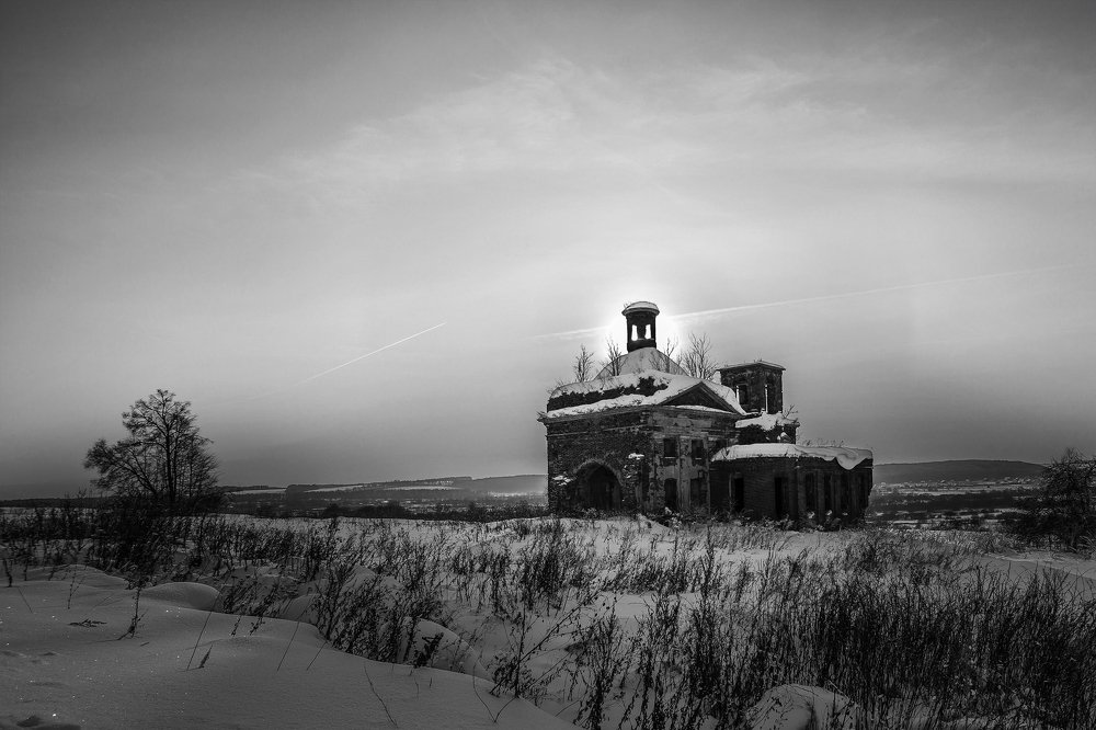 Горит в храме лампадка, живой значит.
