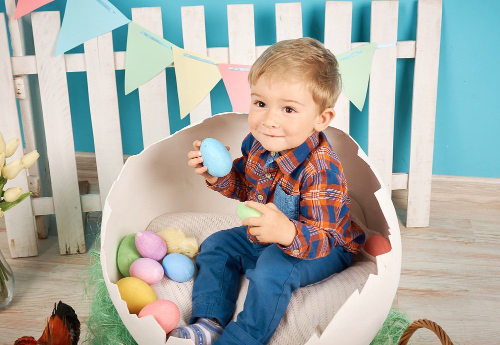 Яйцо снаружи, яйца в руках