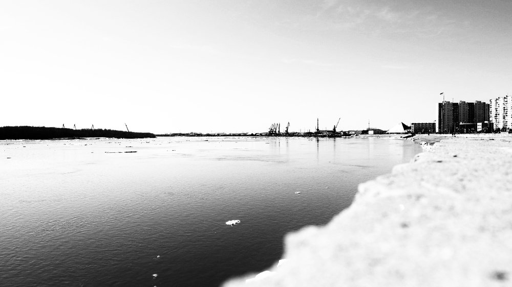 на набережной реки Обь