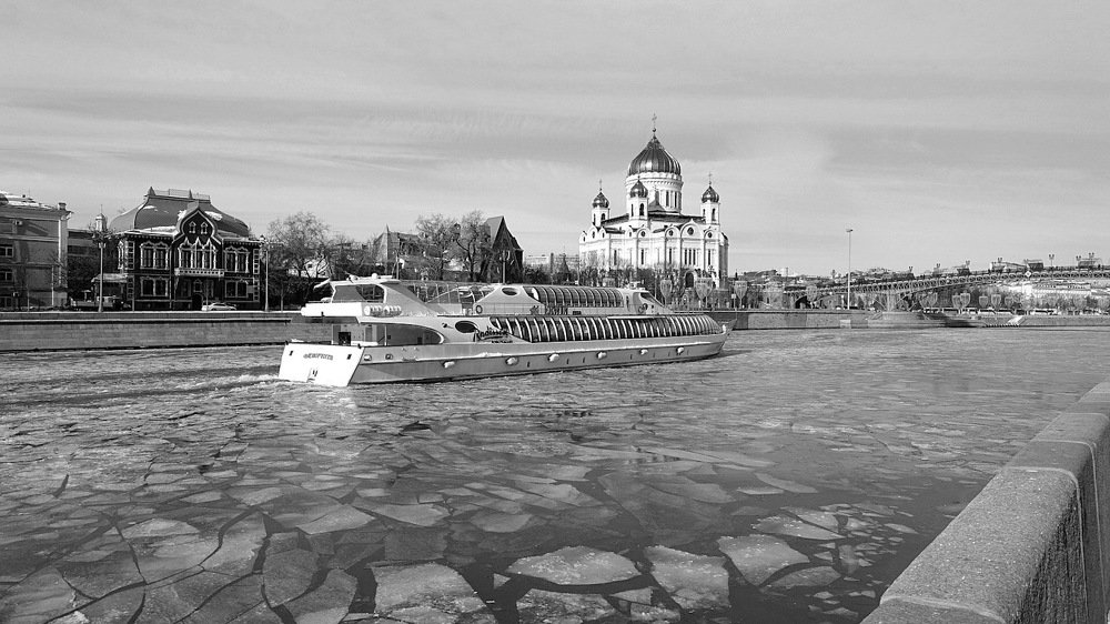 Среди льдов по Москве-реке.