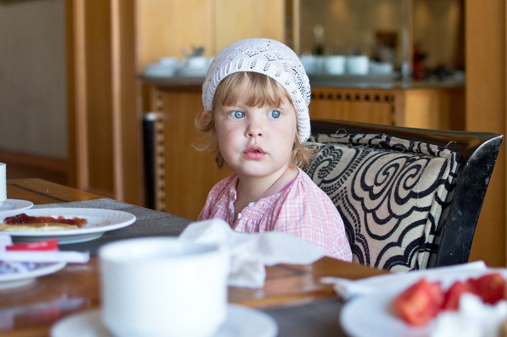 девочка за завтраком