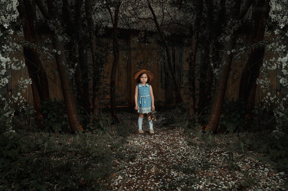 Сад, у старого дома.