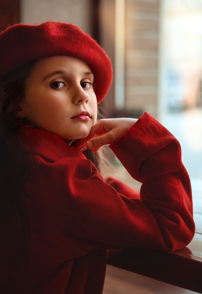 Девочка в красном