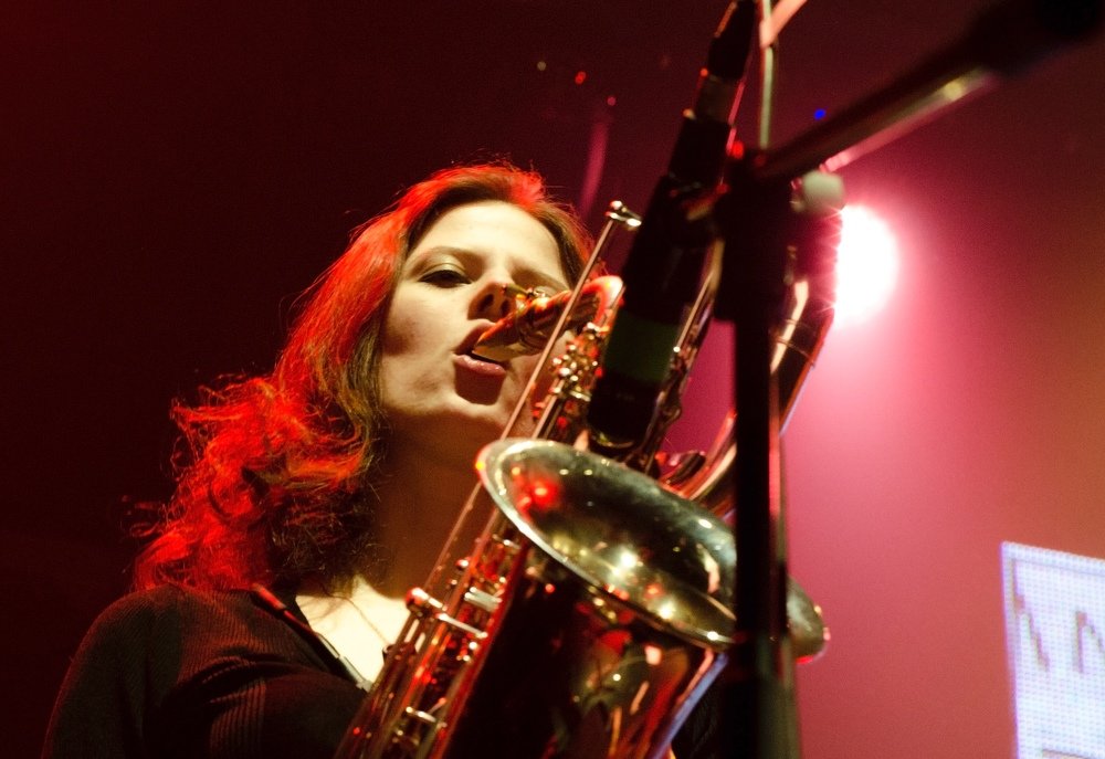 Саксофонистка !