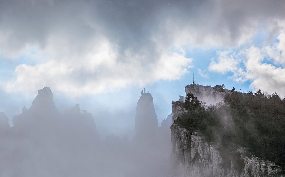 За облаками