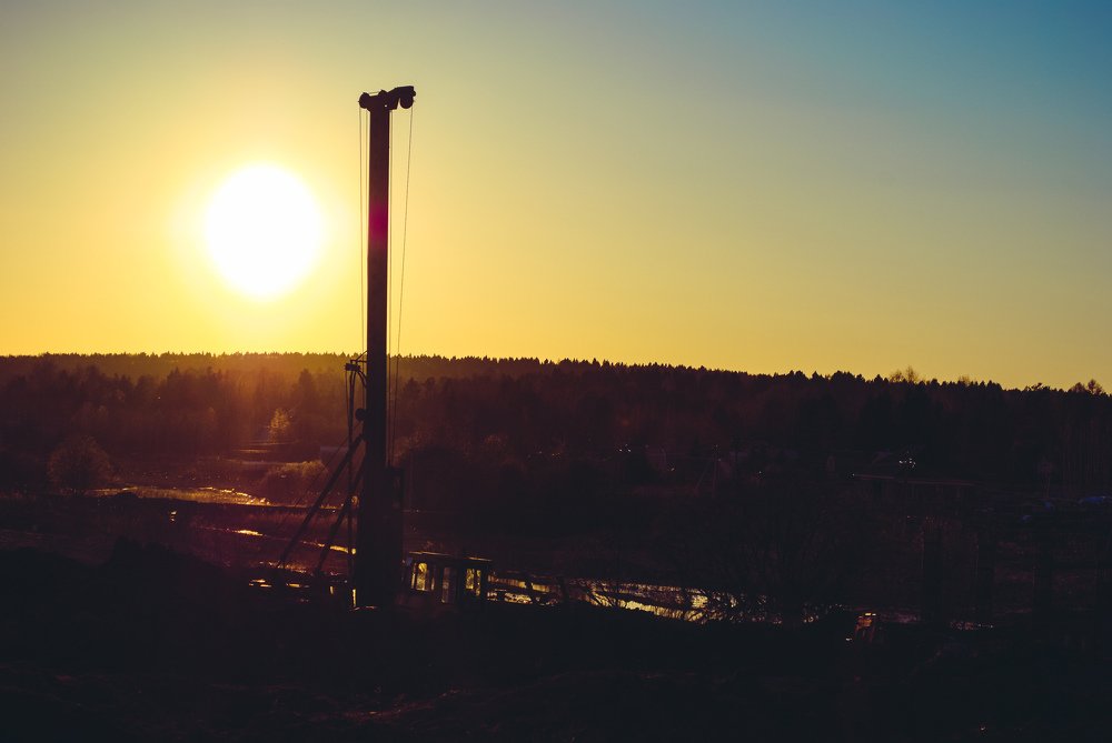 Силуэты стройки дороги