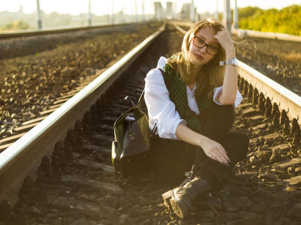 А я по шпалам