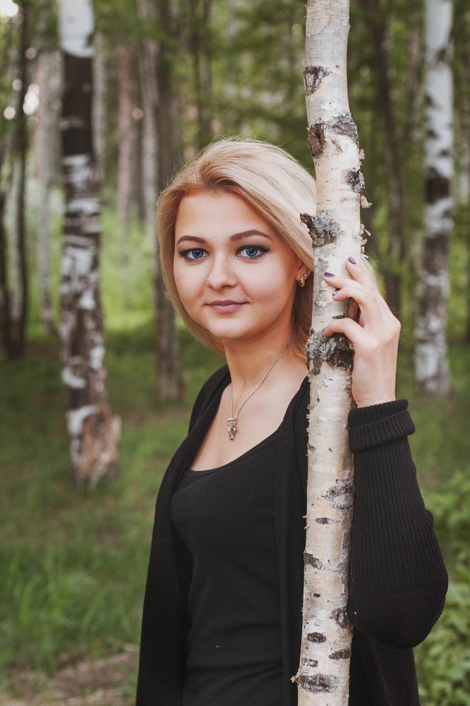 Женский портет в березках