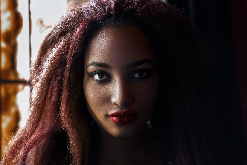портрет темнокожей девушки