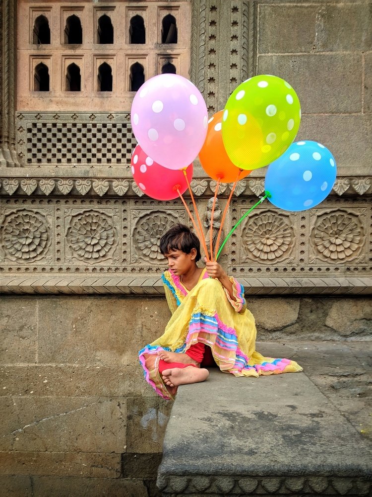 Eyes full of dreams, hands full of color