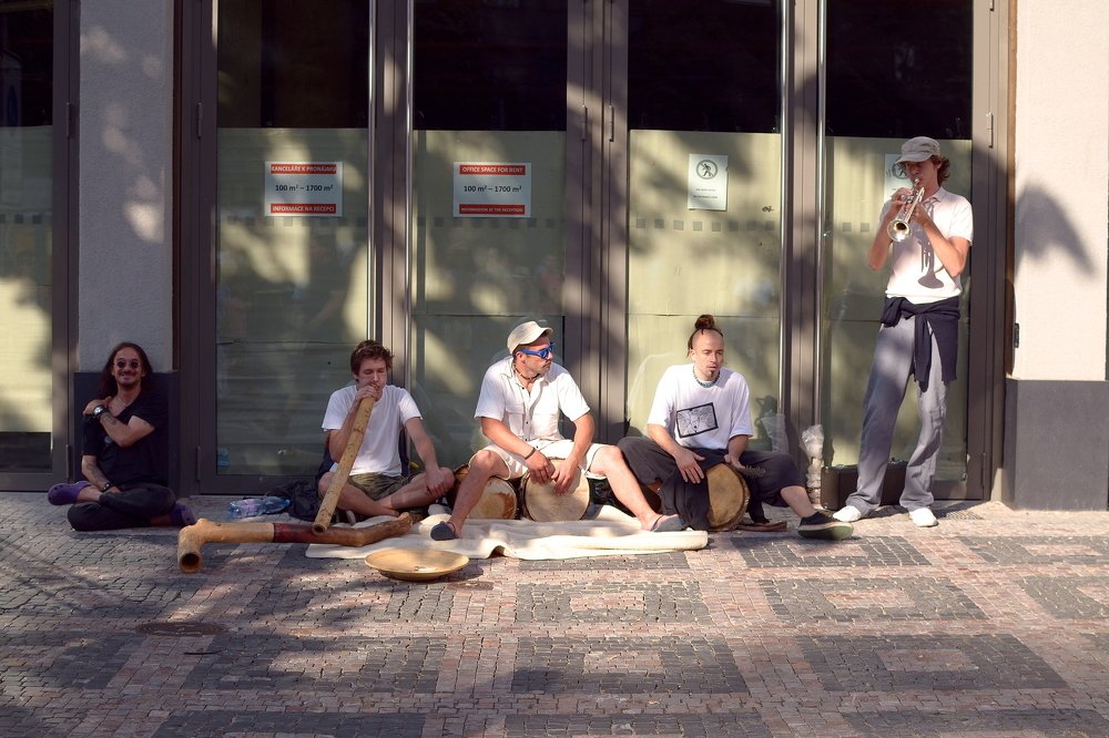 Уличные музыканты и "Джон Леннон"