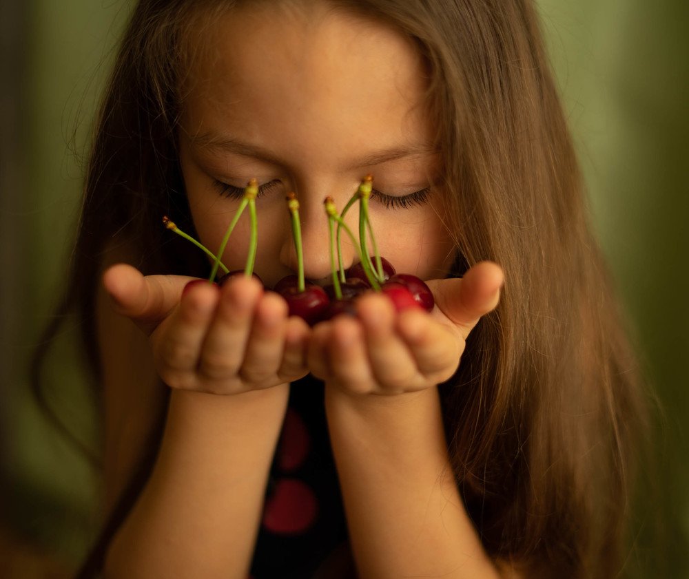 девочка с черешней