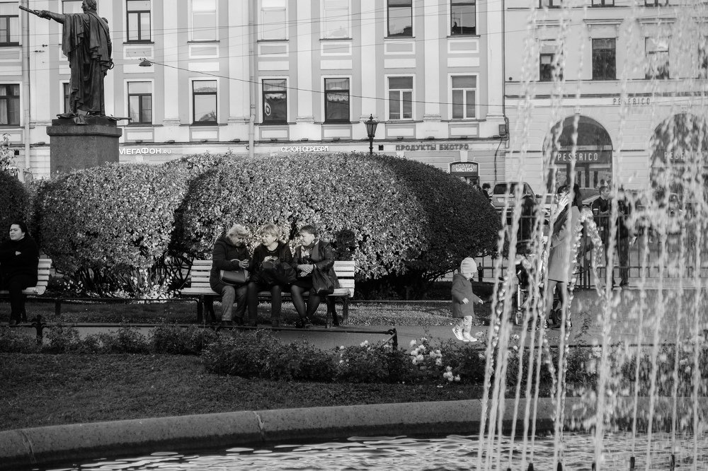 Женщины на лавке.