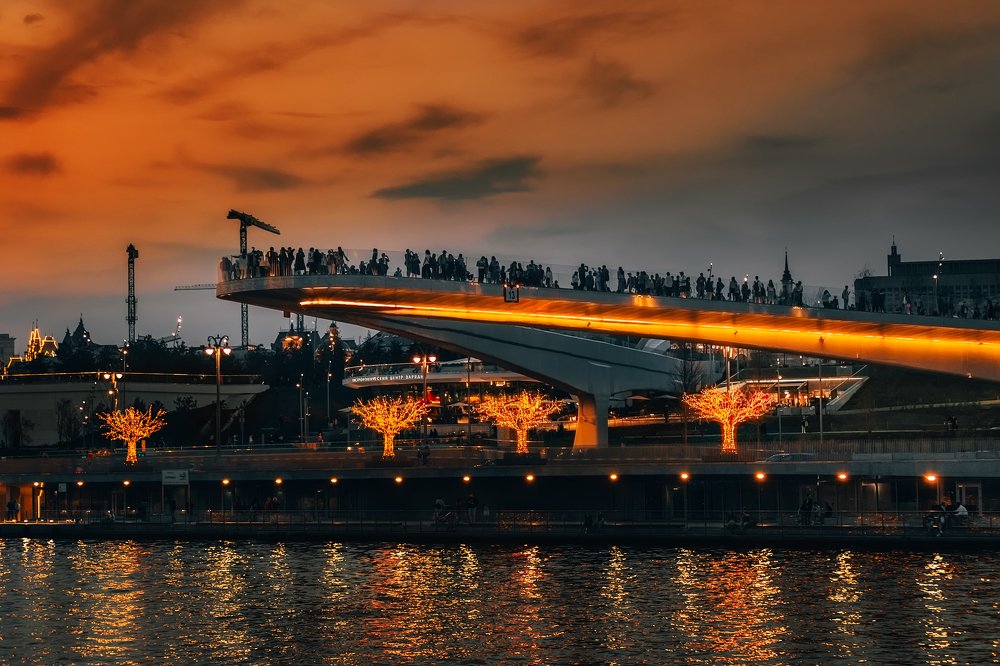 Мост, парящий над Москвой-рекой