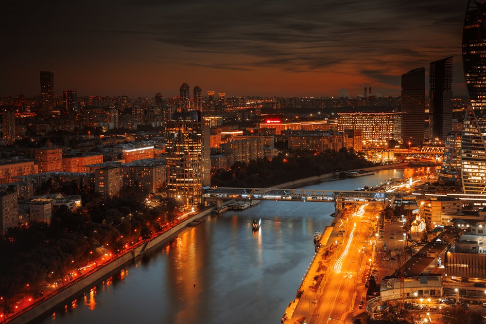 Город в оранжевом свете: мост "Багратион"