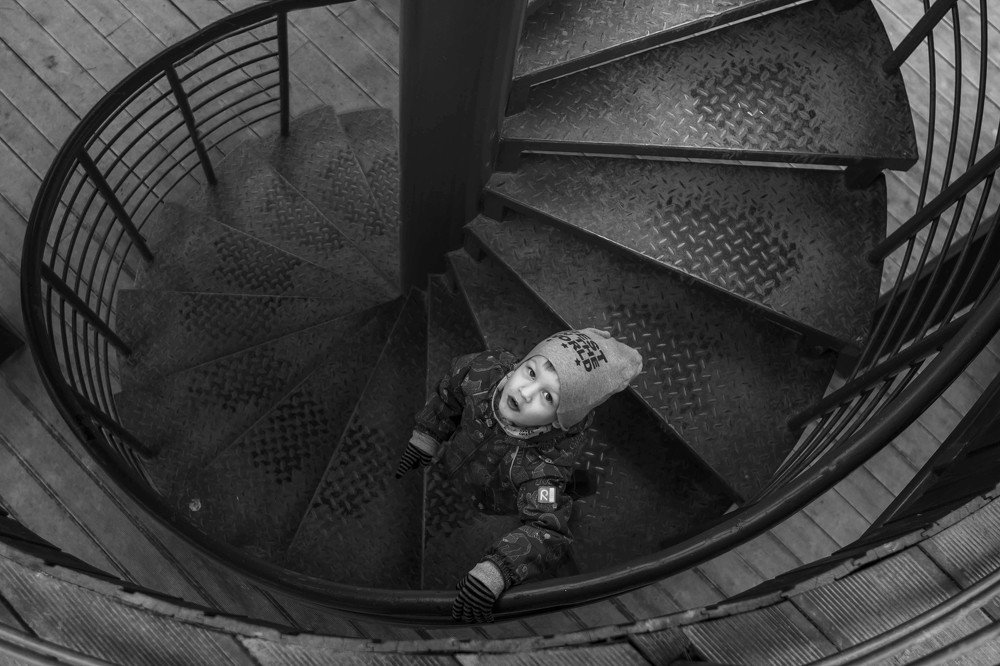 Проходит по спирали...