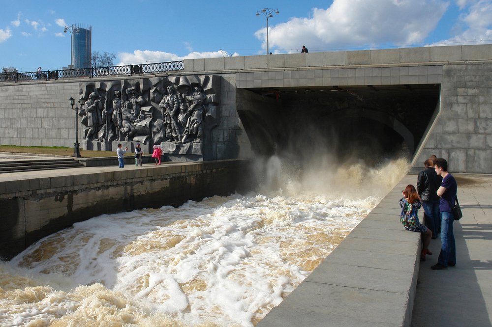 Вода в стремительном потоке