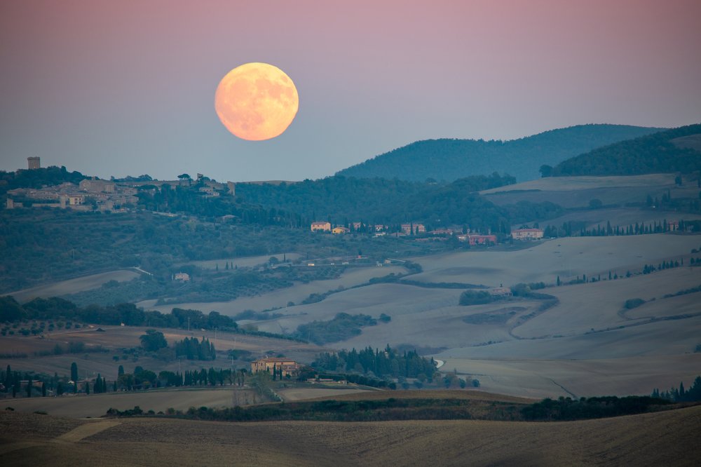 Тоскана, Город Пьенца в лунном свете.