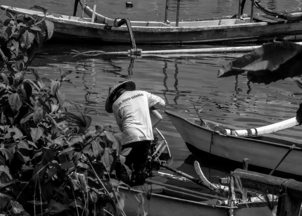 Prepare boat fishing.