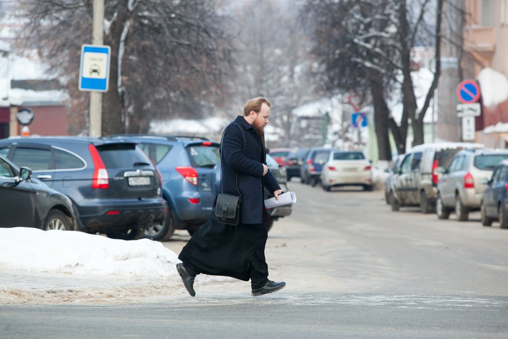 С летящей походкой.