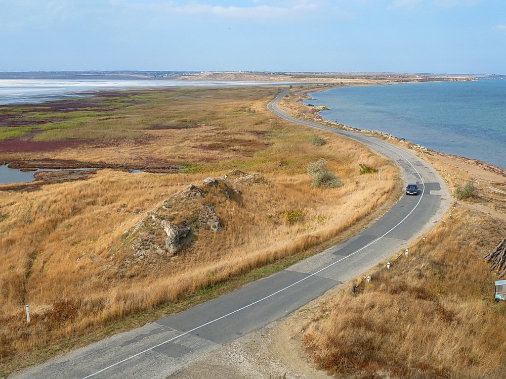 На перемычке.