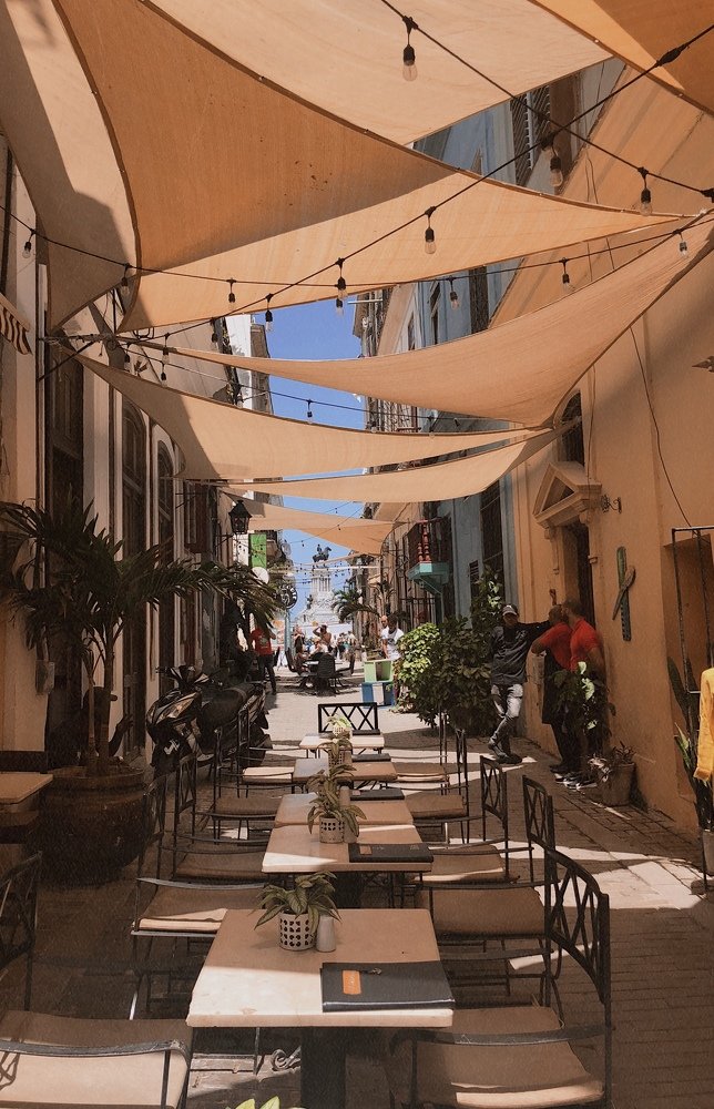 Cuban street romantic