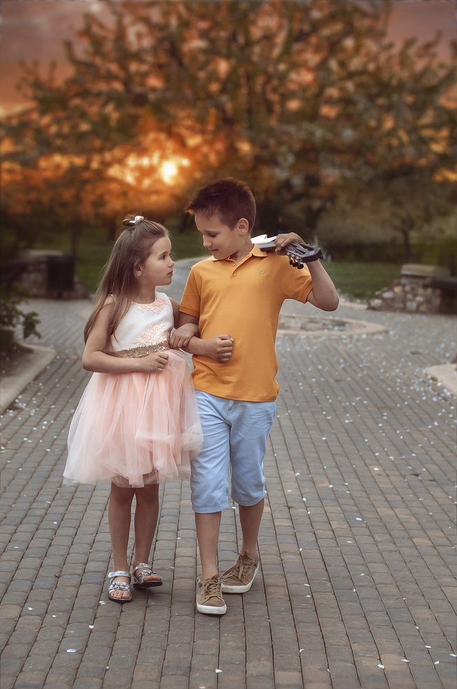 Братик с сестричкой