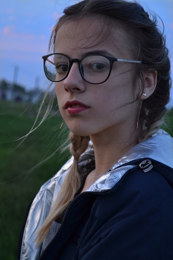 Девушка на ветру