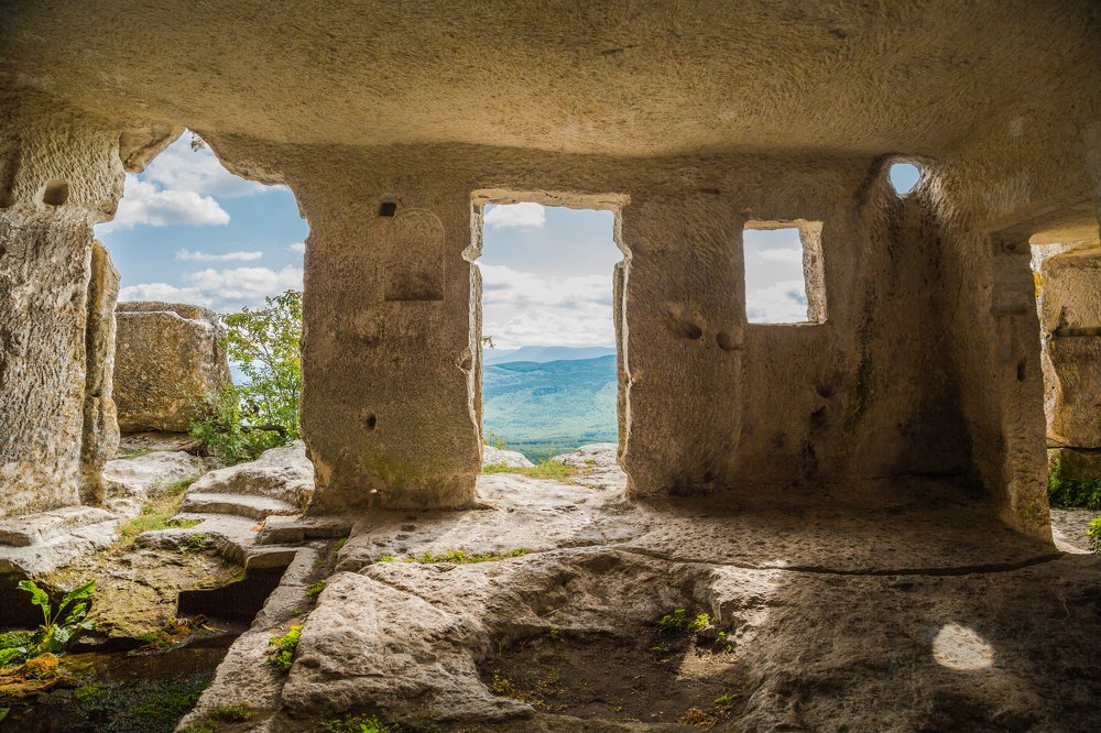 Мангуп-Кале – самый крупный пещерный город Крыма