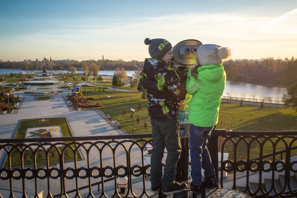 Дети на прогулке. Ярославская стрелка