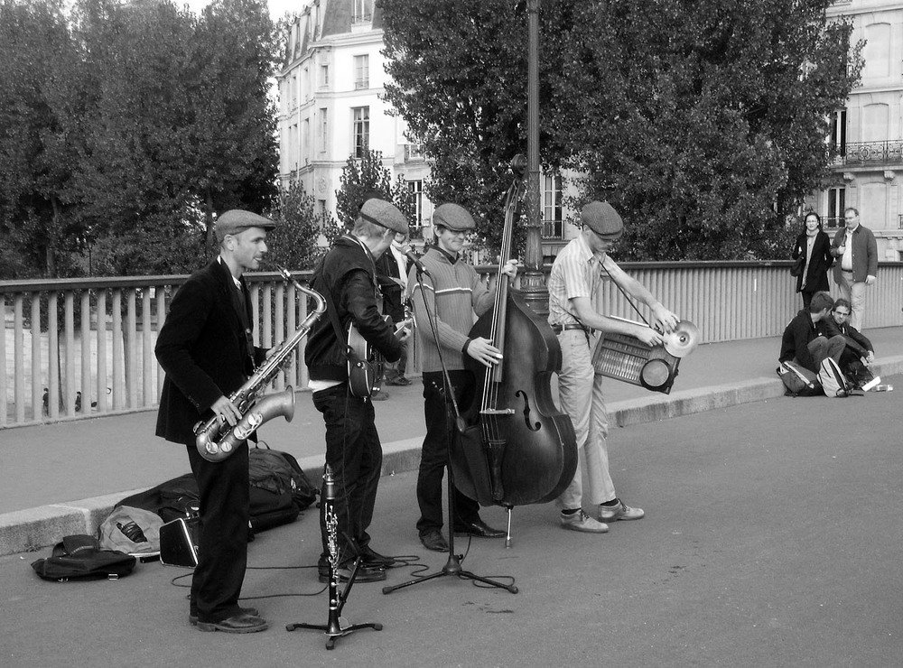 Paris street musicians