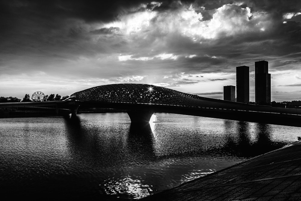 Закат на набережной Астаны