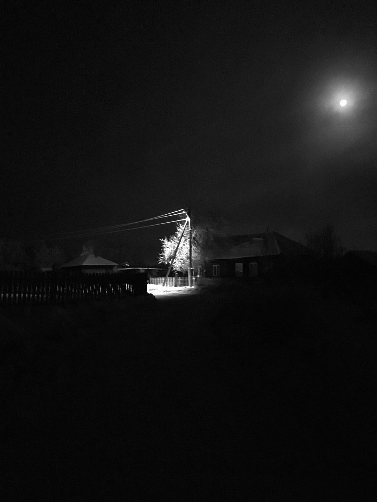 Ночь. Улица. Луна.