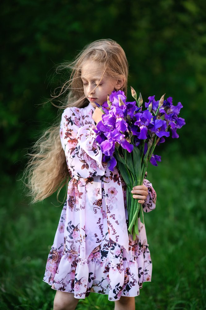 Девочка с ирисами