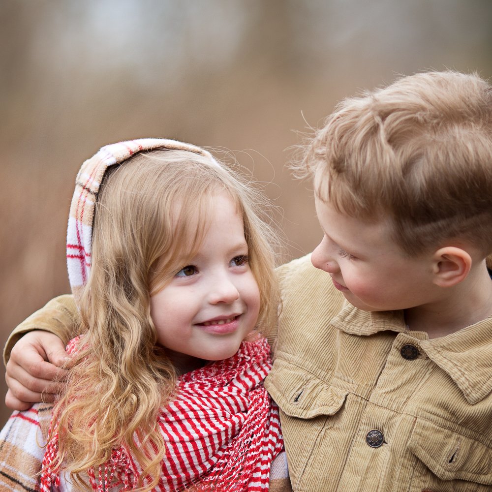 С братиком.