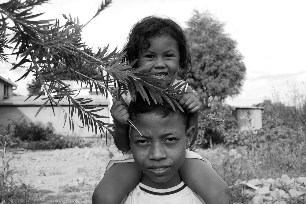 Etsy atsan-gory ra zandry (climb to my shoulders my sister)