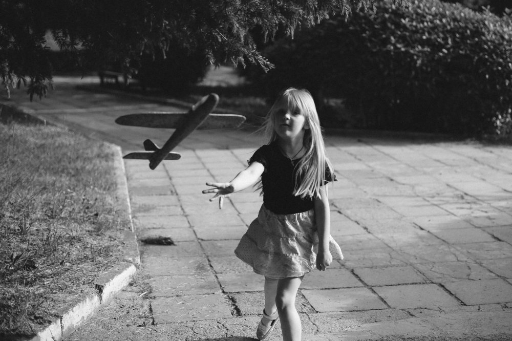 Девочка с самолетом