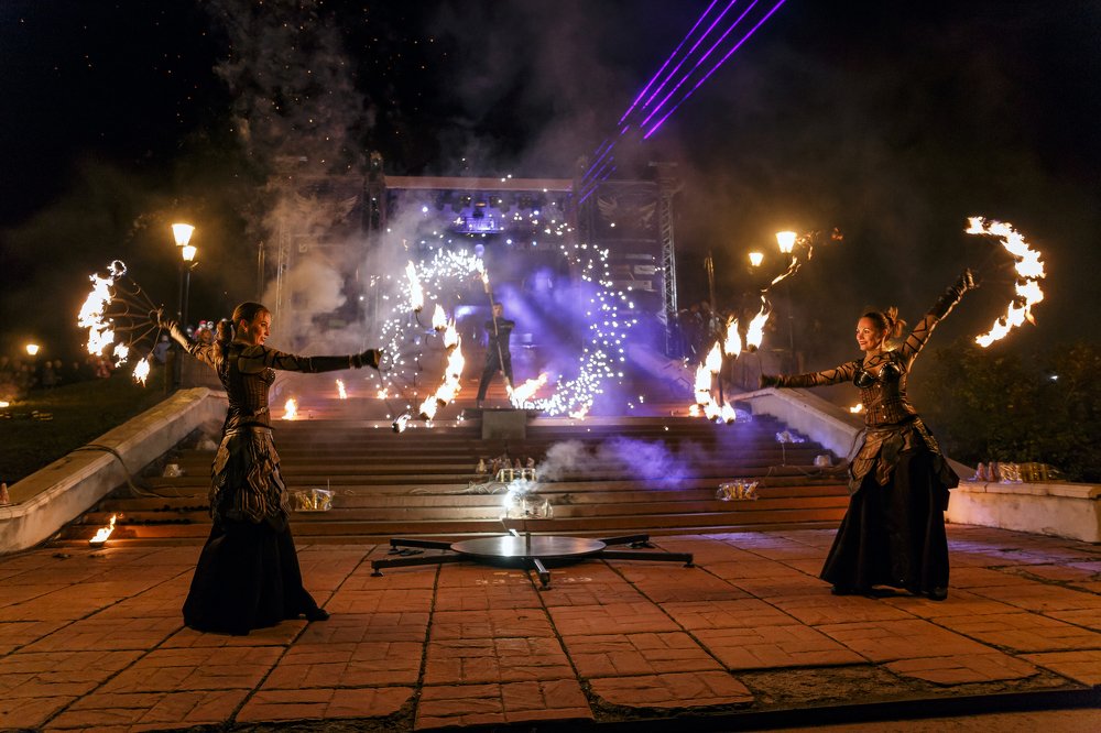 Музы у пушки.