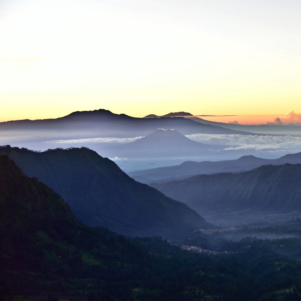 Рассвет в кальдере вулкана Бромо