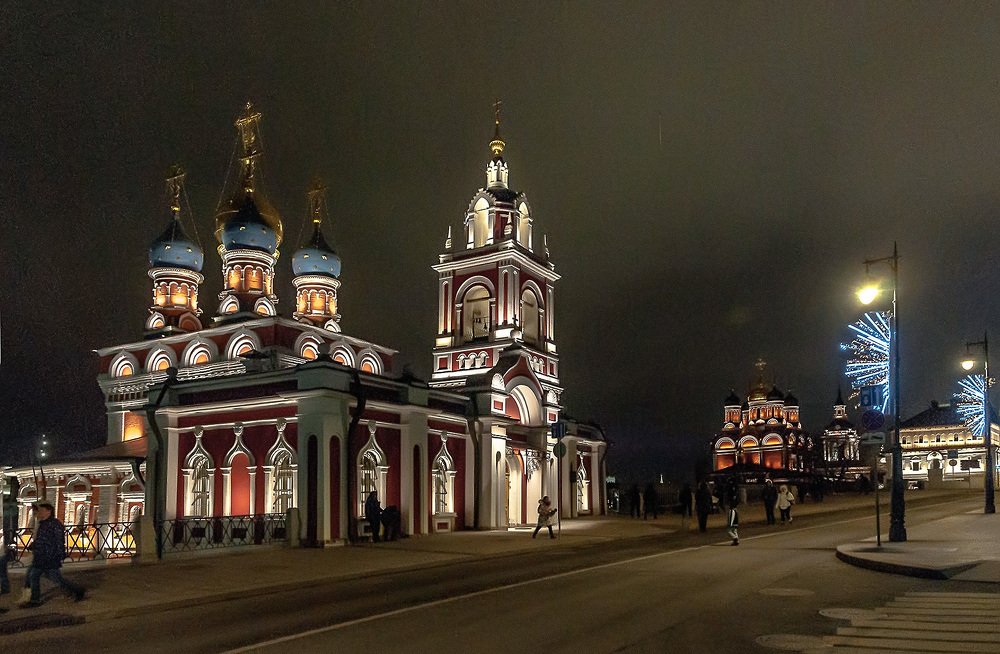 Ночная Варварка в Китайгороде в Москве.