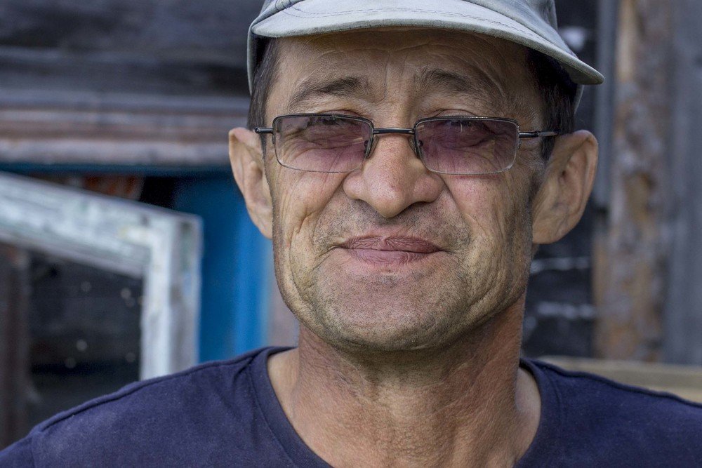 Пожилой мужчина в очках.