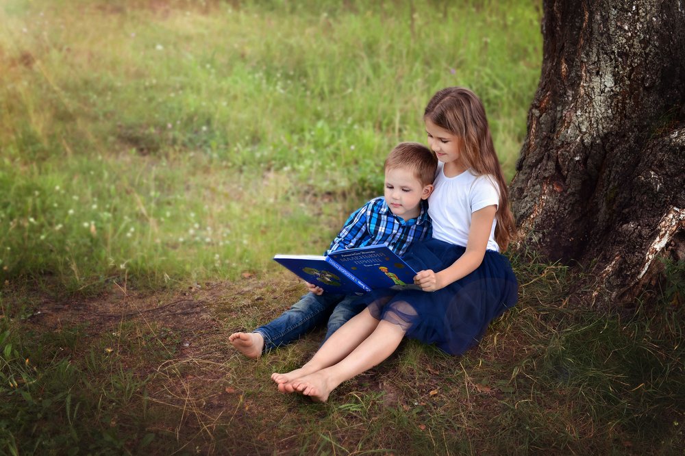 Почитай мне, сестрёнка.
