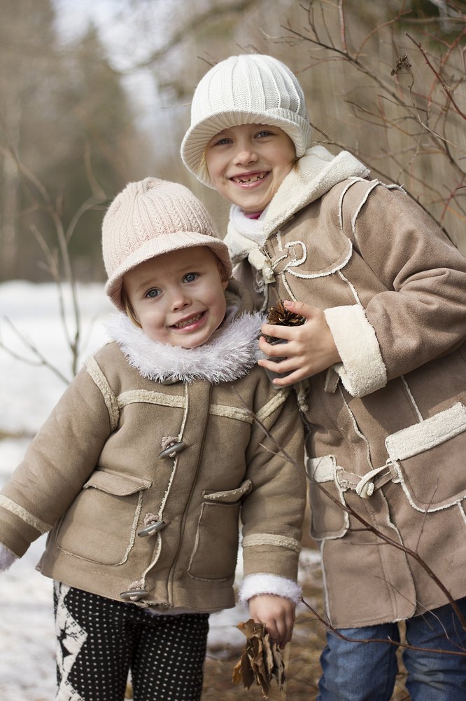 сестренки гуляют в лесу