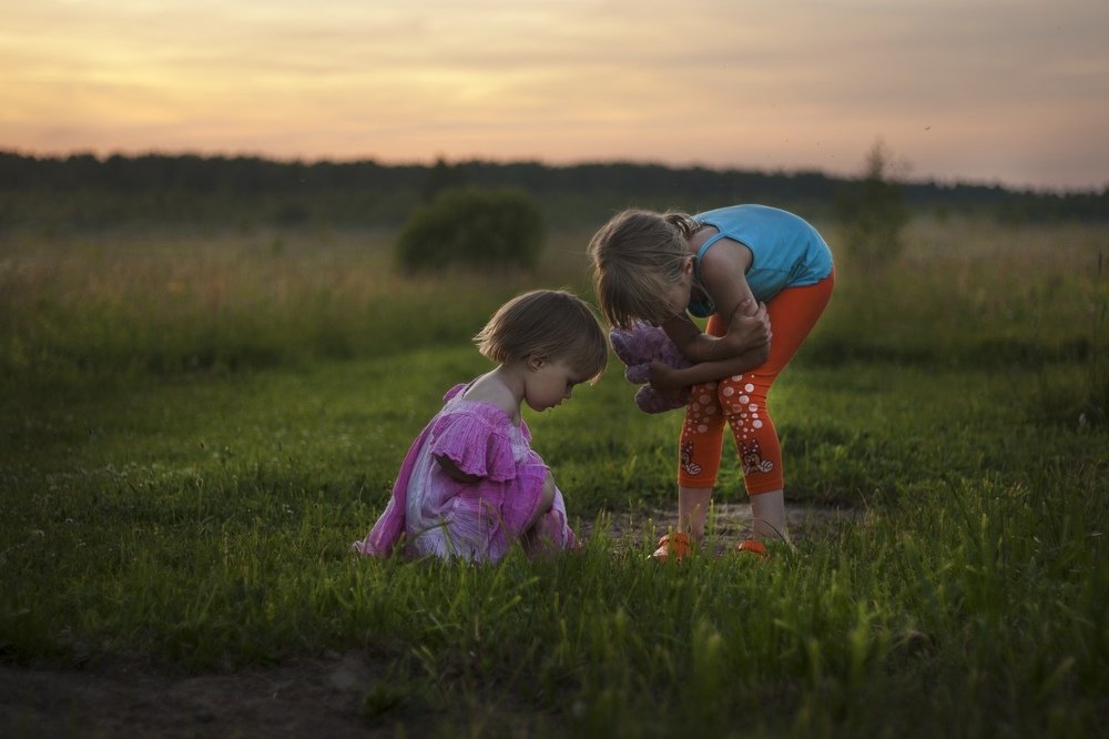 сестренки нашли жука