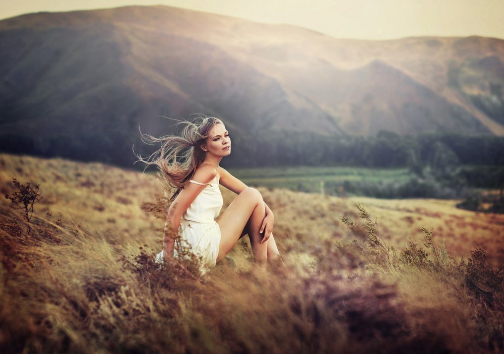 Девушка и горы.