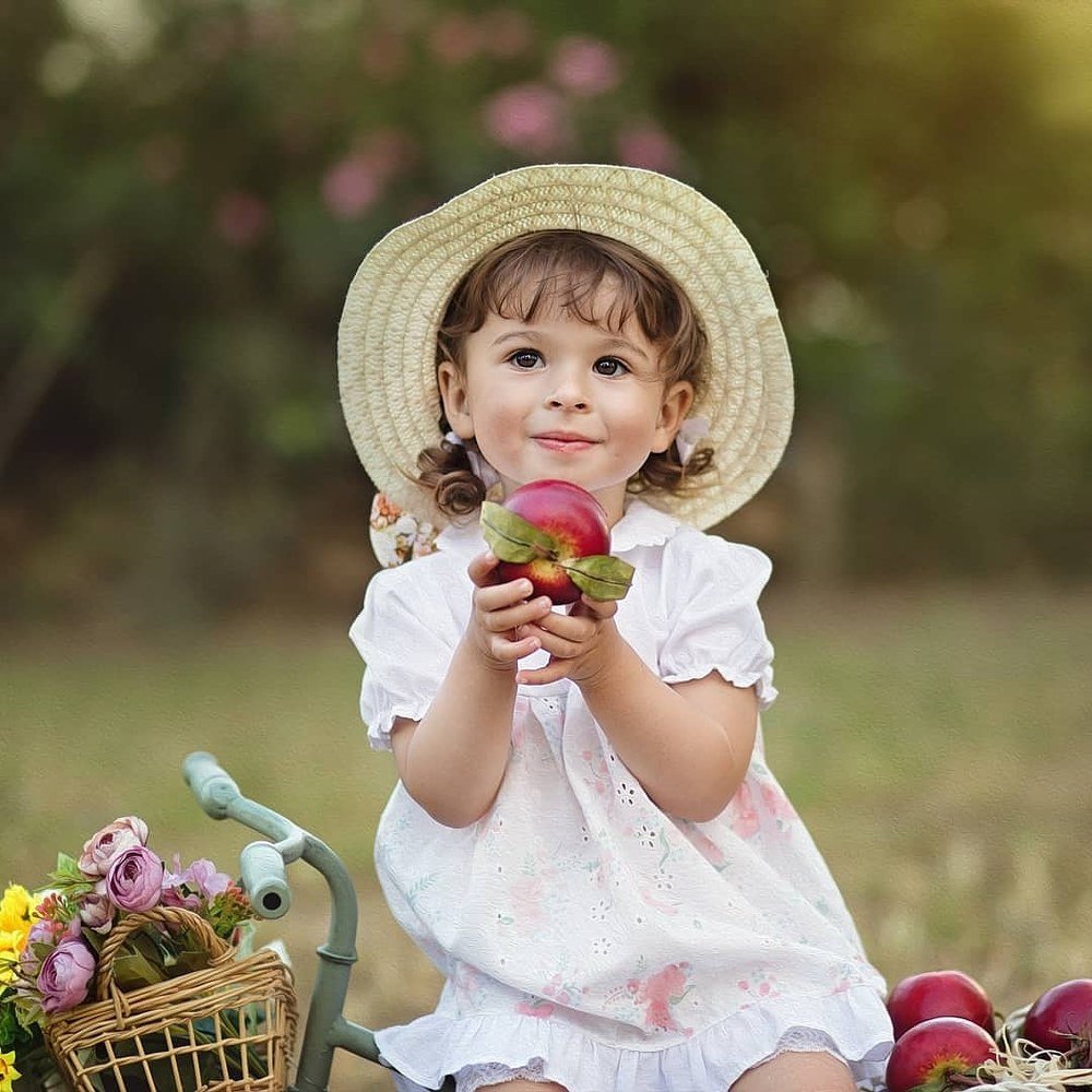 Девочка с яблоком