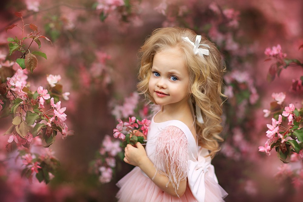 Весна в розовом саду